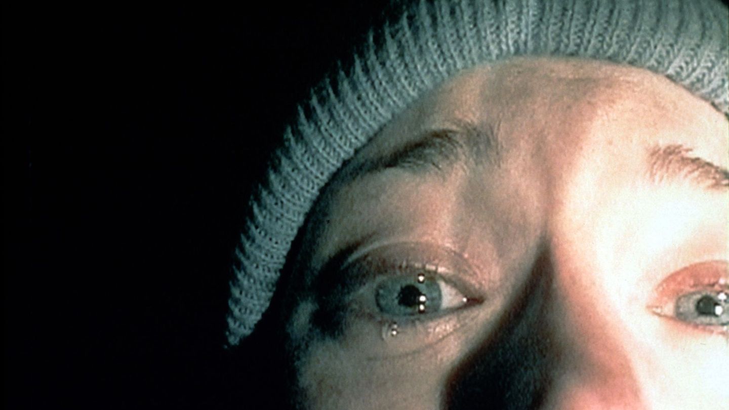 "Blair Witch Project" war 1999 eine regelrechte Horror-Sensation, was auch der Marketing-Strategie geschuldet war: So hielten viele Zuschauer die Geschichte um ein paar Studenten, die sich im Rahmen eines Filmprojekts tief im Wald verlieren, für wahr. Der Hype war enorm und der Gewinn riesig: Wenn man das Budget mit dem Einspielergebnis vergleicht, gehört der Film zu den profitabelsten aller Zeiten ...