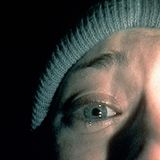 "Blair Witch Project" war 1999 eine regelrechte Horror-Sensation, was auch der Marketing-Strategie geschuldet war: So hielten viele Zuschauer die Geschichte um ein paar Studenten, die sich im Rahmen eines Filmprojekts tief im Wald verlieren, für wahr. Der Hype war enorm und der Gewinn riesig: Wenn man das Budget mit dem Einspielergebnis vergleicht, gehört der Film zu den profitabelsten aller Zeiten ...
