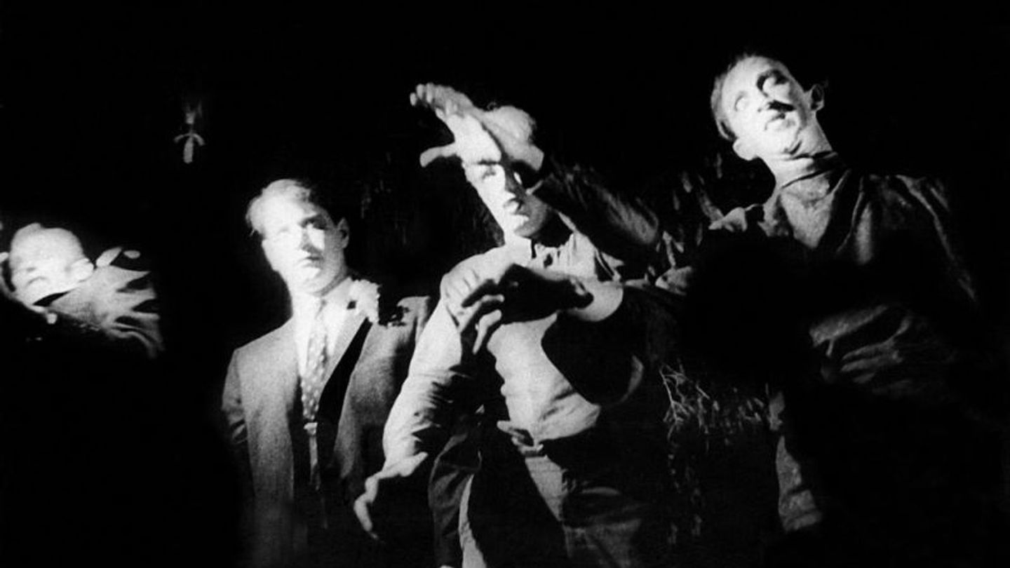 "Blair Witch Project" war nicht der erste Horrorfilm, der trotz eines schmalen Budgets ein Kassenschlager wurde: "Die Nacht der lebenden Toten" (1968) von George A. Romero spielte 30 Millionen Dollar ein – bei einem Budget von nur 114.000 Dollar. Der Schocker, in dem sich eine Gruppe von Fremden in einem Bauernhaus versteckt, um nicht von fleischfressenden Zombies angegriffen zu werden, gilt heute als Klassiker des Horrorgenres