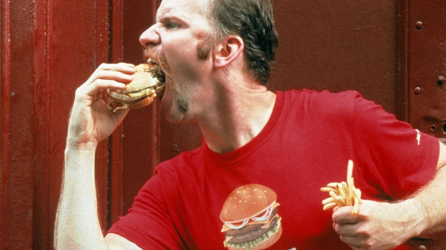 Zum Entsetzen seiner Freundin, einer veganen Ernährungsberaterin, macht Dokumentarfilmer Morgan Spurlock den Selbstversuch: Einen ganzen Monat lang isst er dreimal täglich ein Menü bei McDonald's. Die Dokumentation "Super Size Me" (2004) führte nicht nur dazu, dass der Fastfood-Gigant den Verkauf des titelgebenden Menüs einstellte, sondern auch zu einem satten Gewinn. Bei einem Budget von nur 65.000 Dollar spielte der Film 22,2 Millionen Dollar ein