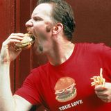 Zum Entsetzen seiner Freundin, einer veganen Ernährungsberaterin, macht Dokumentarfilmer Morgan Spurlock den Selbstversuch: Einen ganzen Monat lang isst er dreimal täglich ein Menü bei McDonald's. Die Dokumentation "Super Size Me" (2004) führte nicht nur dazu, dass der Fastfood-Gigant den Verkauf des titelgebenden Menüs einstellte, sondern auch zu einem satten Gewinn. Bei einem Budget von nur 65.000 Dollar spielte der Film 22,2 Millionen Dollar ein