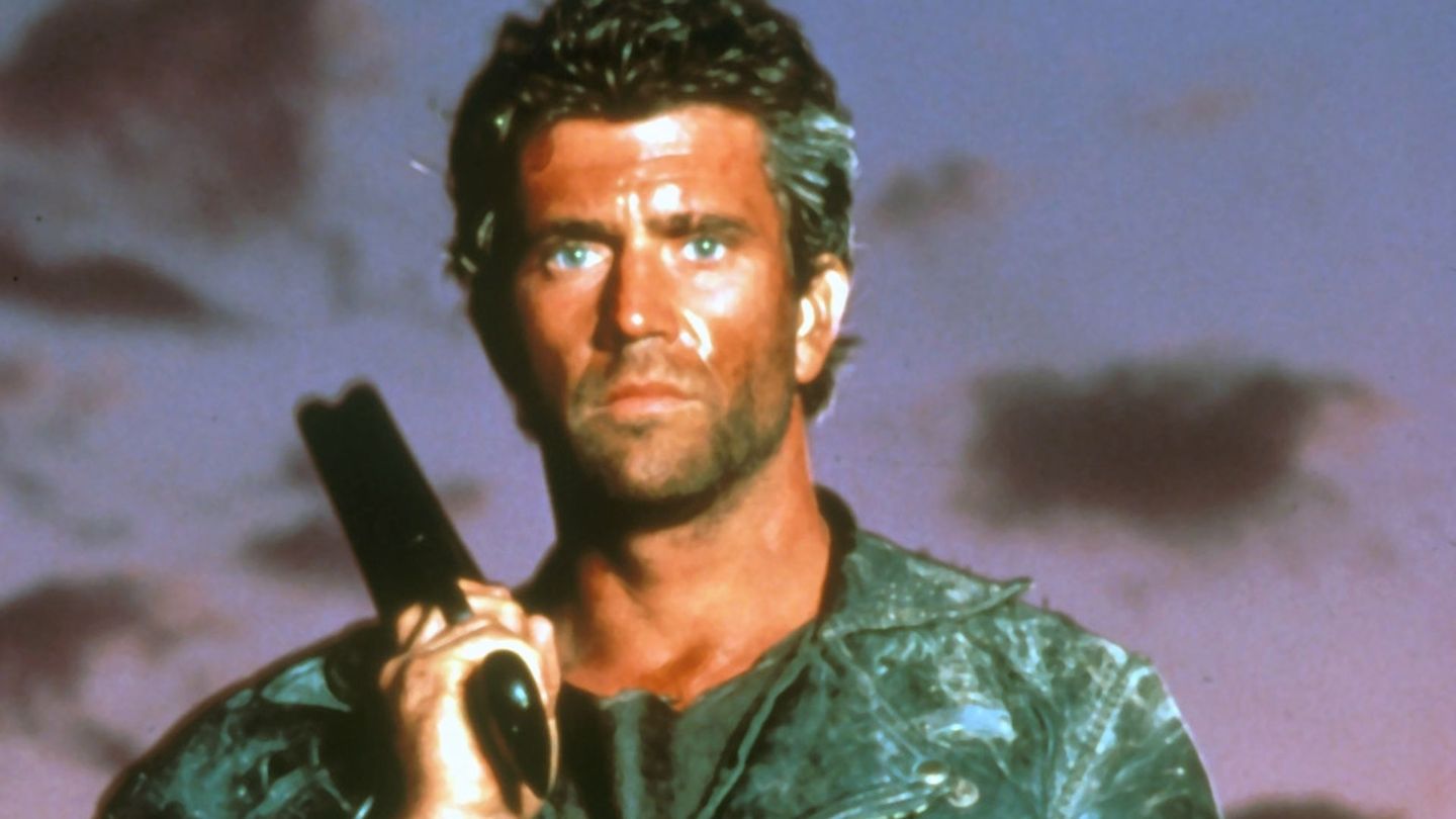 Die Erde ist verwüstet, die Ordnung zerfallen, einer der letzten aufrechten Gesetzeshüter ist Max (Mel Gibson): Bis heute ist es erstaunlich, wie Regisseur George Miller es mit einem Budget von nur 200.000 Dollar schaffte, einen der eindrucksvollsten Endzeitfilme aller Zeiten zu erschaffen. Mit einem Einspielergebnis von 99,75 Millionen Dollar nahm "Mad Max" (1979) fast das 500-fache des Budgets ein