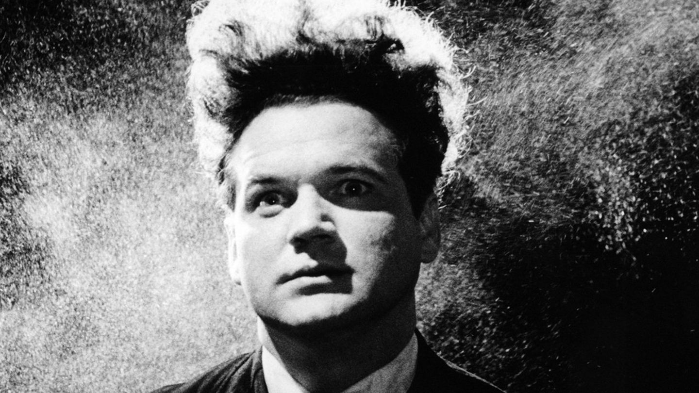 "Eraserhead" (1977), der erste Spielfilm von Meisterregisseur David Lynch, entzieht sich einer einfachen Genre-Einordnung und ist in vielerlei Hinsicht kaum zu fassen: Der in Schwarz-Weiß gedrehte Schocker ist zu einem Kultfilm geworden und spielte 7 Millionen Dollar ein – bei einem Budget von gerade mal 10.000 Dollar