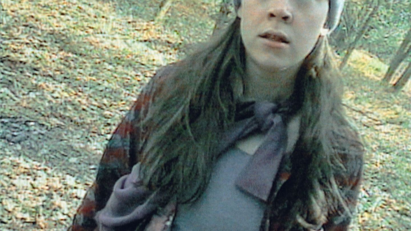 Heute gilt der Film als echter Horrorklassiker: "The Blair Witch Project" (1999) handelt von einer Gruppe von Dokumentarfilmern, die sich in den Wäldern verirren, während sie einer Legende über eine Hexe nachgehen. Der Found-Footage-Stil des Films und die Marketingkampagne, die den Film als wahre Geschichte darstellte, trugen zu seinem massiven kommerziellen Erfolg bei: Dem Budget von 60.000 Dollar standen Einnahmen in Höhe von 248,6 Millionen Dollar gegenüber