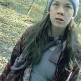 Heute gilt der Film als echter Horrorklassiker: "The Blair Witch Project" (1999) handelt von einer Gruppe von Dokumentarfilmern, die sich in den Wäldern verirren, während sie einer Legende über eine Hexe nachgehen. Der Found-Footage-Stil des Films und die Marketingkampagne, die den Film als wahre Geschichte darstellte, trugen zu seinem massiven kommerziellen Erfolg bei: Dem Budget von 60.000 Dollar standen Einnahmen in Höhe von 248,6 Millionen Dollar gegenüber