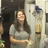 Noch profitabler war "Paranormal Activity" (2007): Regisseur Oren Peli schaffte es mit einem Budget von nur 15.000 Dollar, einen echten Found-Footage-Blockbuster zu drehen. 193,4 Millionen Dollar spielte der Horrorfilm, in dem ein Paar in seinem Haus von einer dämonischen Präsenz verfolgt wird, weltweit ein – also fast das 13.000-fache seines Budgets