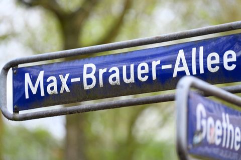 Ein Fußgänger wurde schwer verletzt, als ein Pkw ihn an einer Ampel erfasste. (Symbolbild) Foto: Jonas Walzberg/dpa