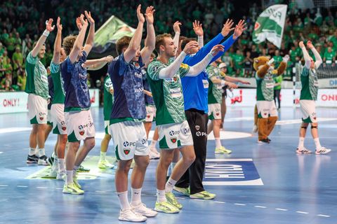 Glücklich, aber auch platt: Die Füchse feiern den Heimsieg gegen den THW Kiel. Foto: Andreas Gora/dpa