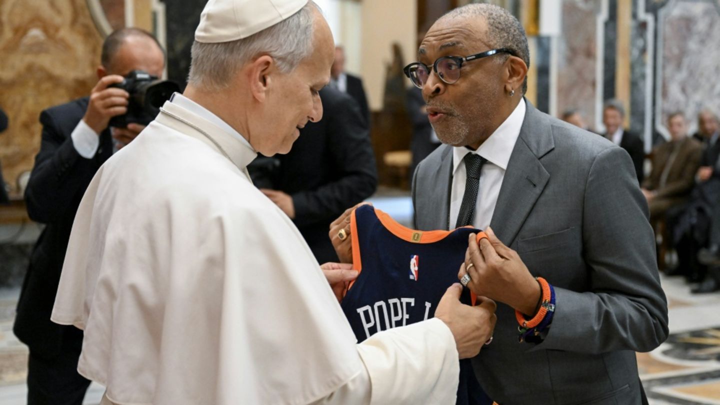 Spike Lee überreicht dem Papst ein Trikot