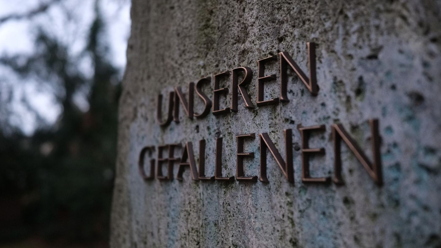 Gedenken an die Toten der Kriege am Volkstrauertag. (Archivbild) Foto: Sebastian Willnow/dpa