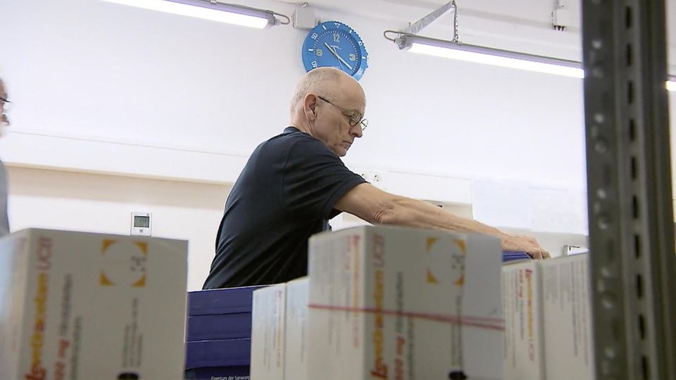 Ein Rentner in einer Fabrik.