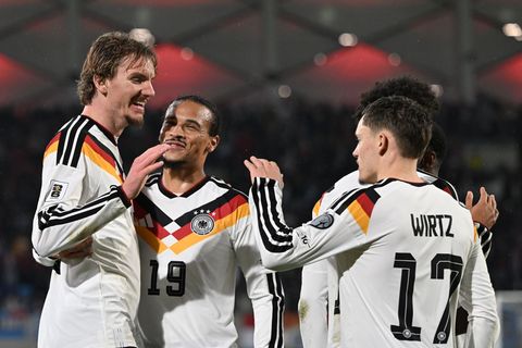 Vorbereiter Sané und Torjäger Woltemade können nach dem mühsamen Sieg in Luxemburg jubeln. Foto: Federico Gambarini/dpa