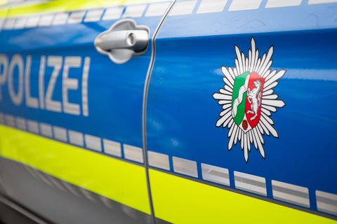 Die Polizei bittet um Hinweise zu dem unbekannten Motorradfahrer. (Symbolbild) Foto: Friso Gentsch/dpa