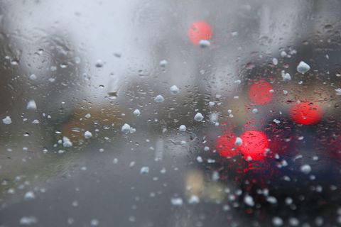 Es wird nasskalt. (Symbolbild) Foto: Wolfgang Kumm/dpa