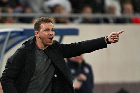 Da geht es lang. Julian Nagelsmann gibt Anweisungen. Foto: Federico Gambarini/dpa