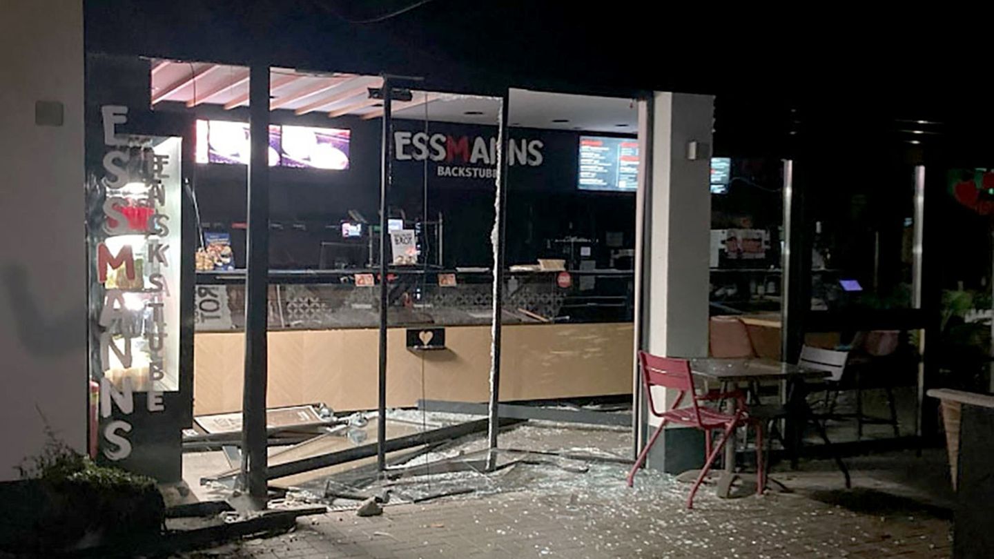 Mit einem Auto fuhren die beiden Männer in die Bäckerei. Foto: -/Polizei Hamm/dpa