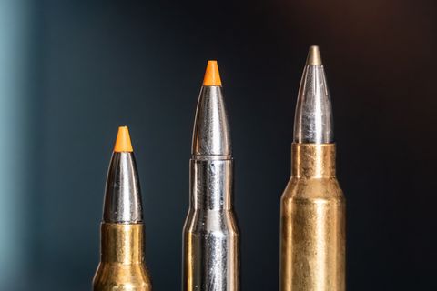 Jagdpatronen im Kaliber 308 Winchester (l-r), 30-06 Springfield und 300 Winchester Magnum stehen bei einem Jäger auf einem Waffe