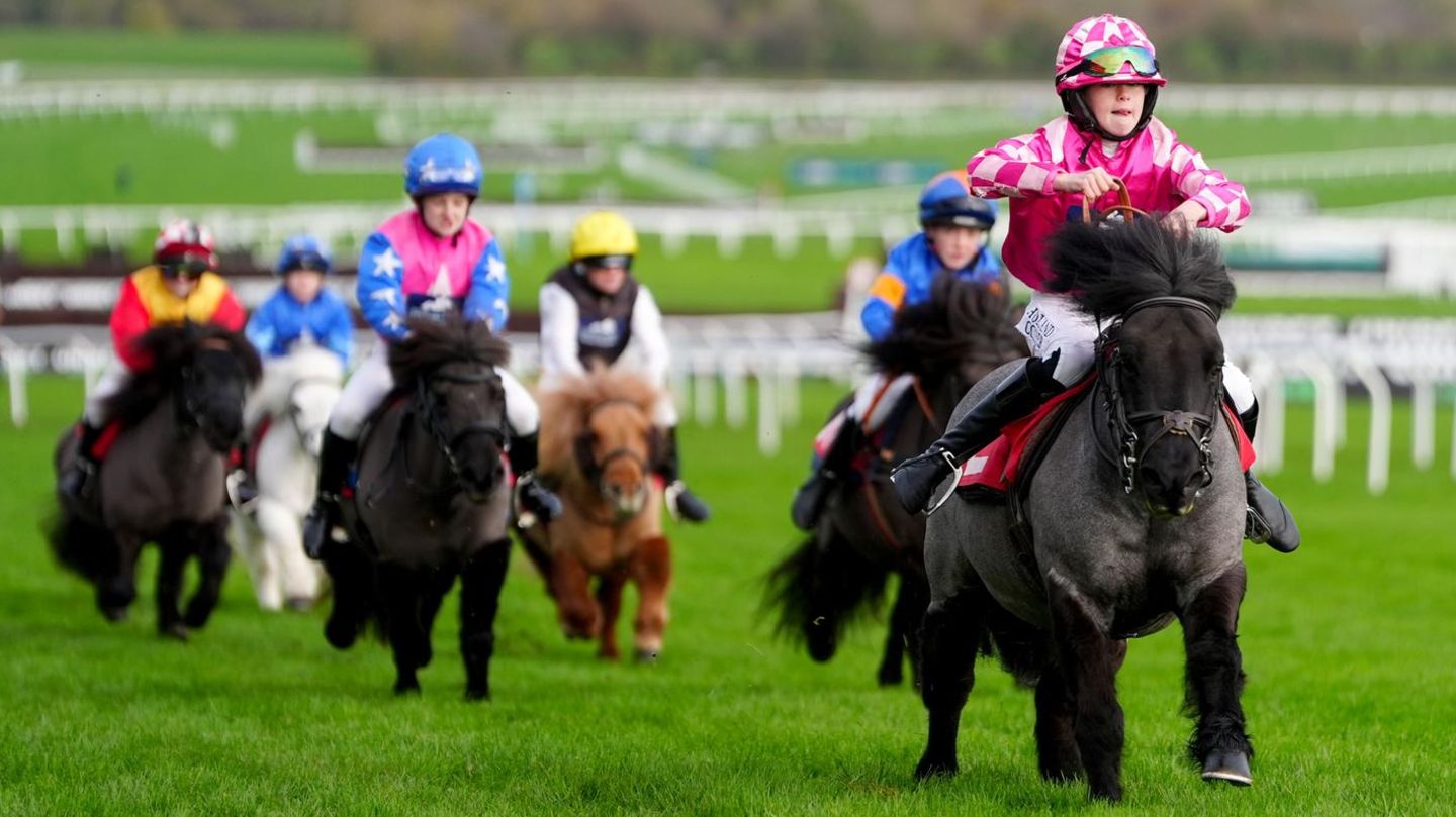 Cheltenham, Großbritannien: Briar Smokey Joe (r.) mit Jockey Olivia Eglise ist auf dem Weg zum Sieg im Shetland Pony Grand National Flat Race auf dem Cheltenham Racecourse