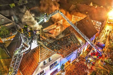 Was hat die Flammen in dem Mehrfamilienhaus ausgelöst? Foto: Sebastian Schmitt/dpa