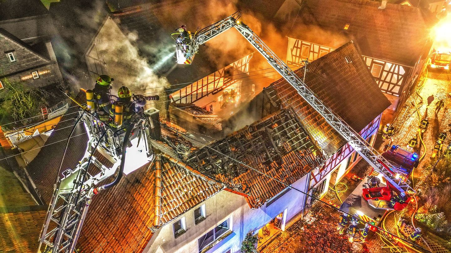 Was hat die Flammen in dem Mehrfamilienhaus ausgelöst? Foto: Sebastian Schmitt/dpa