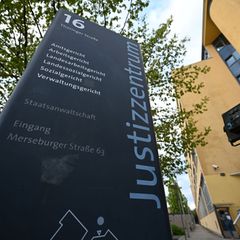 In Halle ist ein von der Polizei festgenommener Mann geflohen. (Symbolbild) Foto: Hendrik Schmidt/dpa