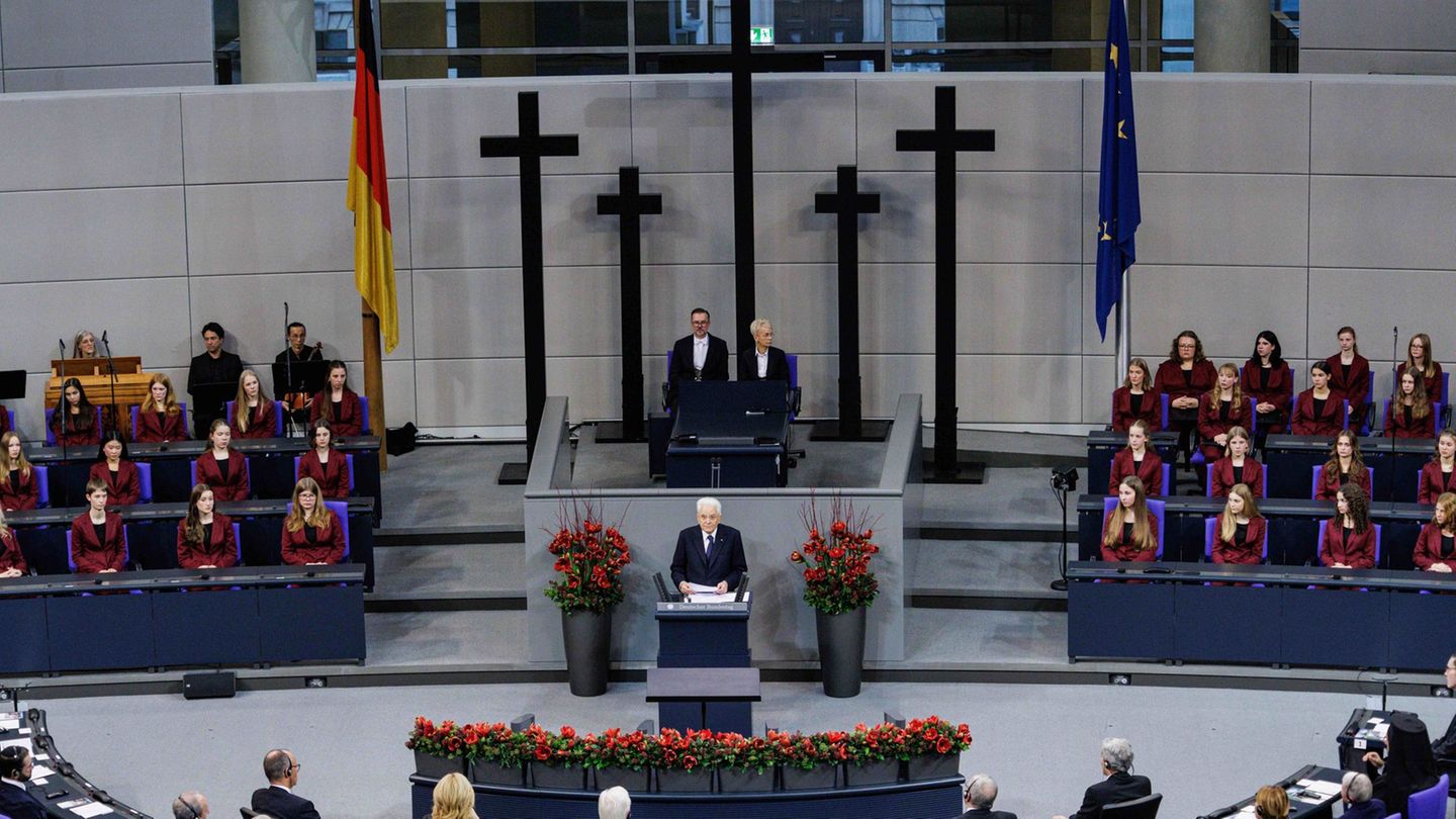 Italiens Staatspräsident Mattarella hält die zentrale Gedenkrede zum Volkstrauertag im Bundestag Foto: Carsten Koall/dpa