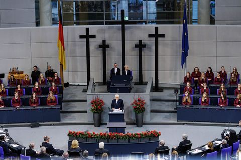 Italiens Staatspräsident Mattarella hält die zentrale Gedenkrede zum Volkstrauertag im Bundestag Foto: Carsten Koall/dpa