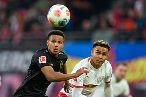 Luca Jaquez (l) hat beim VfB an Bedeutung gewonnen - für die Schweizer Nationalmannschaft fällt er angeschlagen aus. Foto: Hendr