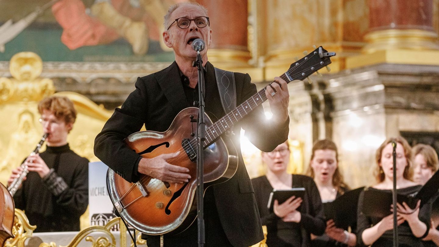 Gedenken am Volkstrauertag in Hamburg. Foto: Markus Scholz/dpa
