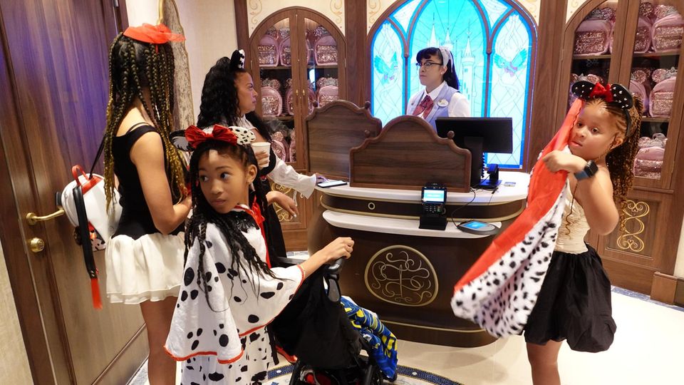 Die fünf vor der Bibbidi-Bobbidi-Boutique