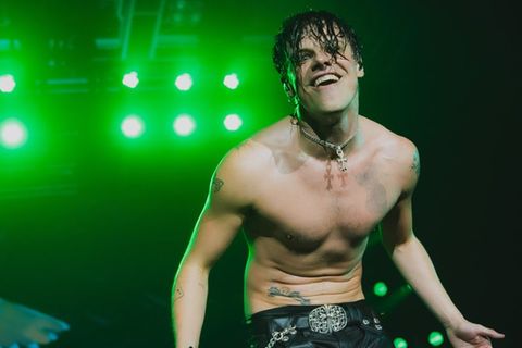 Yungblud während eines Konzerts in Hamburg.