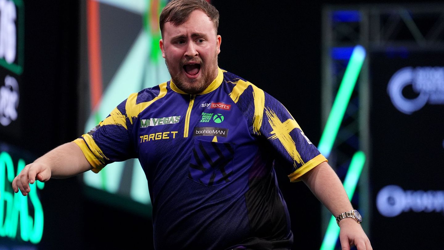 Führt die Darts-Weltrangliste erstmals an: Luke Littler. Foto: Martin Rickett/PA Wire/dpa