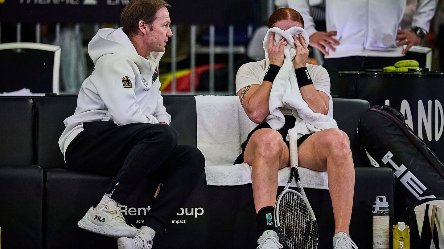 Ella Seidel vergräbt ihr Gesicht hinter einem Handtuch - Teamchef Rainer Schüttler tröstet. Foto: Mathias Schulz/dpa
