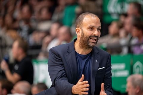 T.J. Parker vertrat erneut den erkrankten Gordon Herbert als Bayern-Coach. Foto: Harald Tittel/dpa