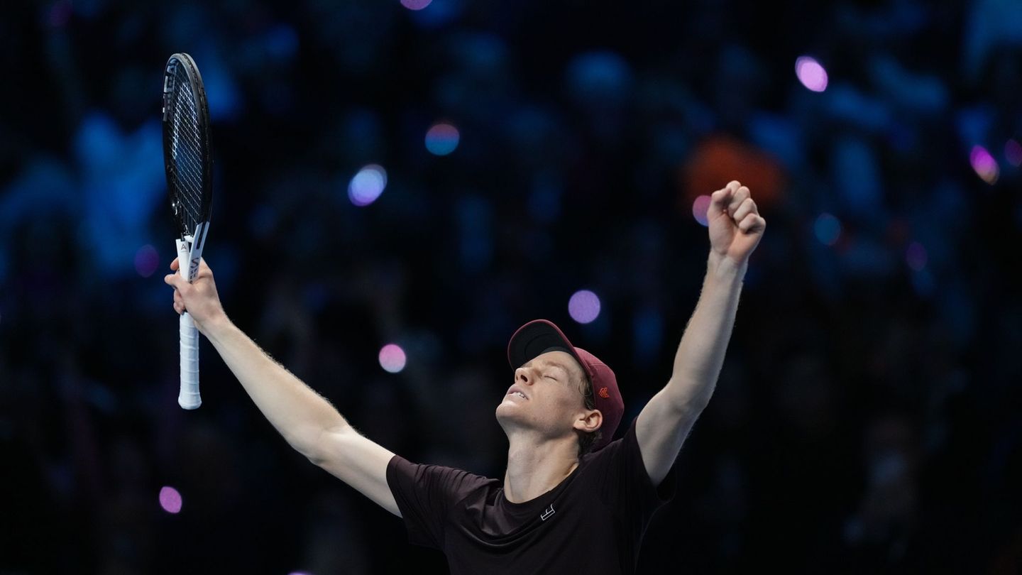 Feiert den erneuten Triumph bei den ATP Finals: Jannik Sinner Foto: Antonio Calanni/AP/dpa