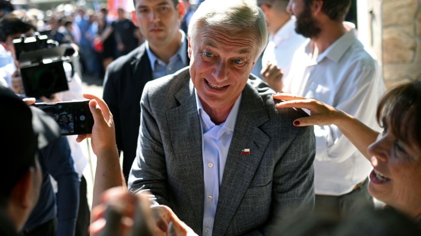 José Antonio Kast bei seiner Stimmabgabe in Santiago