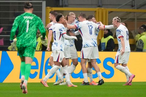 Norwegen und Torjäger Erling Haaland (Mitte) freuen sich nach einem 4:1 in Italien auf die erste WM-Teilnahme seit 1998. Foto: L