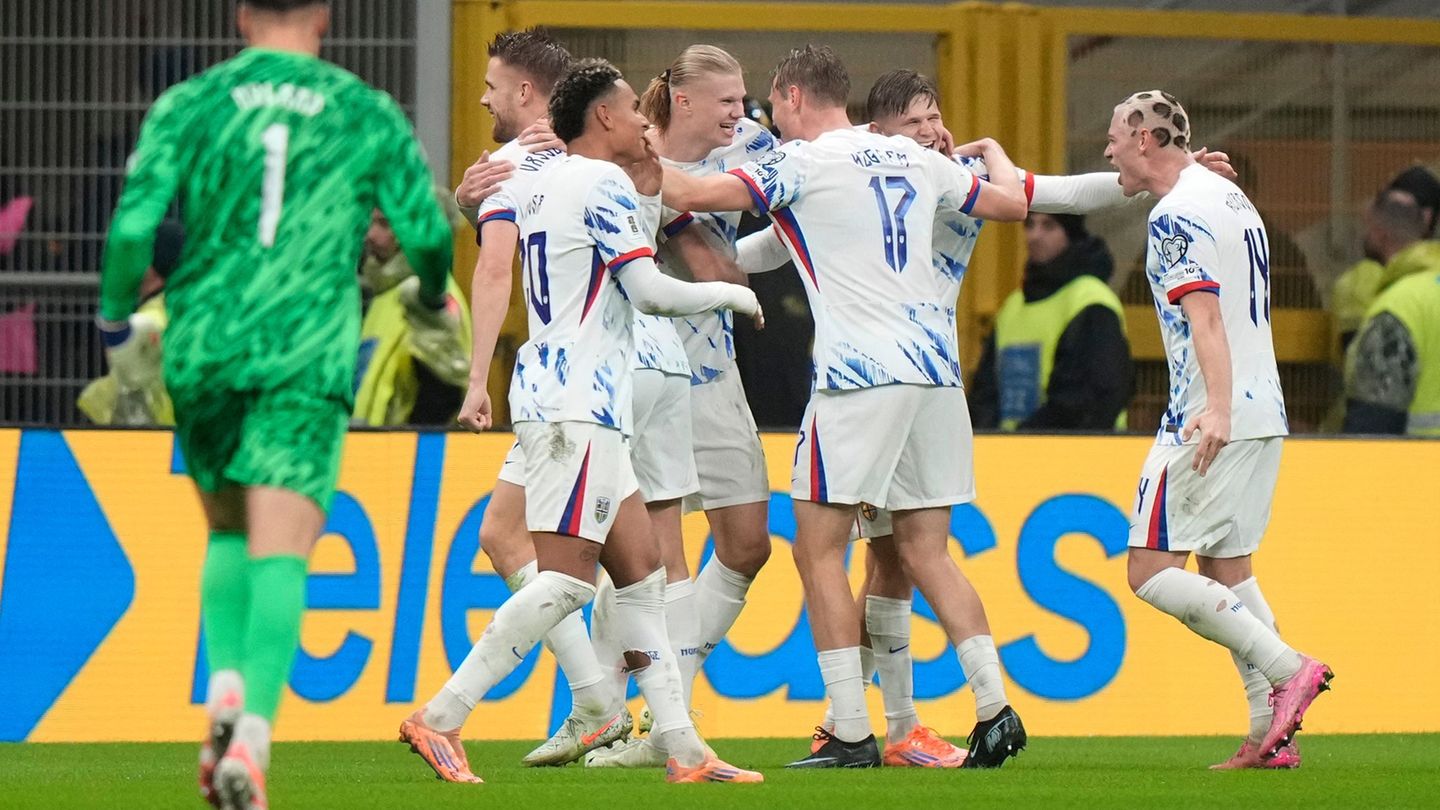 Norwegen und Torjäger Erling Haaland (Mitte) freuen sich nach einem 4:1 in Italien auf die erste WM-Teilnahme seit 1998. Foto: L