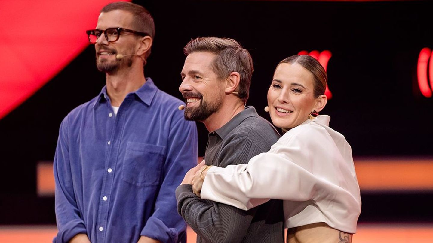 Sie nehmen bald Abschied vom "Duell um die Welt", von links: Joko Winterscheidt, Klaas Heufer-Umlauf und Moderatorin Jeannine Michaelsen.