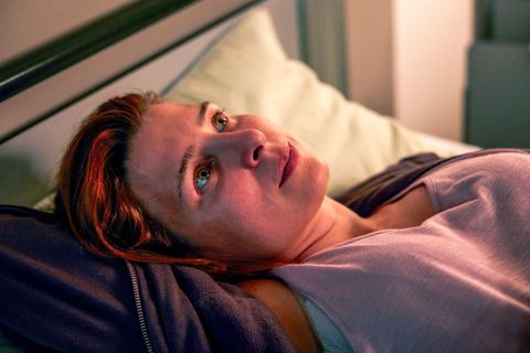 Annie Breuer (Martina Ebm) leidet unter einem organischen Psychosyndrom.