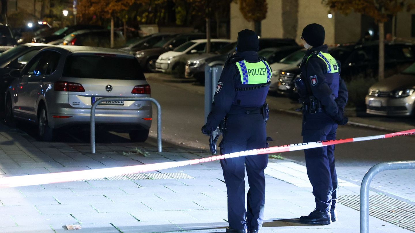 Einsatzkräfte der Polizei sichern eine abgesperrte Straße im Hamburger Stadtteil Eidelstedt. Foto: Bodo Marks/dpa