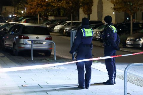 Einsatzkräfte der Polizei sichern eine abgesperrte Straße im Hamburger Stadtteil Eidelstedt. Foto: Bodo Marks/dpa