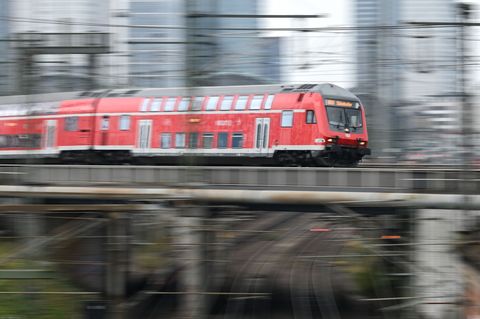 Wie viele Züge auf den einzelnen Strecken ab Mitte Dezember rollen, darüber informiert der RMV an diesem Montag. (Archivbild) Fo