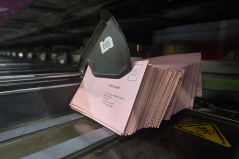 Bei dem Testlauf wurde geprüft, ob die roten Wahlbriefe automatisch sortiert werden können. Foto: Thomas Frey/dpa