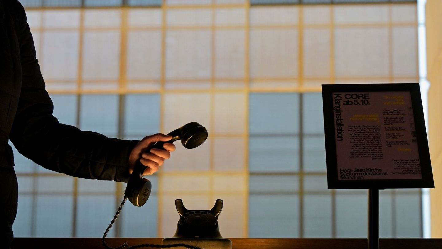 An diesem Telefon können Kirchenbesucher von Herzensangelegenheiten erzählen. Foto: Malin Wunderlich/dpa