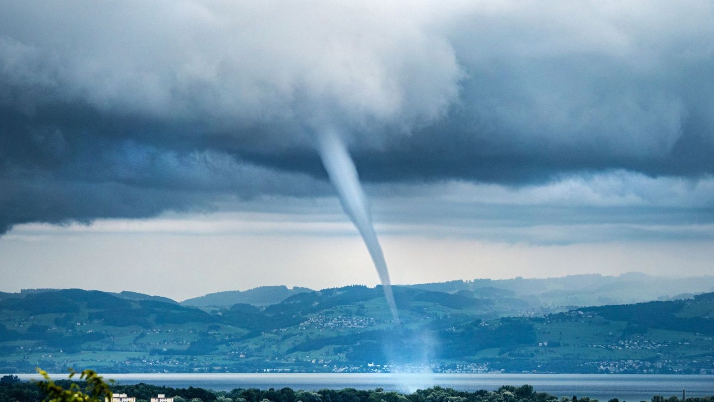 Über dem Bodensee werden immer wieder einmal Tornados registriert wie hier 2021 bei Friedrichshafen. In diesem Jahr fegte einer