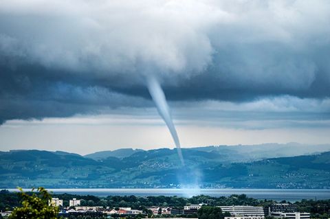 Über dem Bodensee werden immer wieder einmal Tornados registriert wie hier 2021 bei Friedrichshafen. In diesem Jahr fegte einer