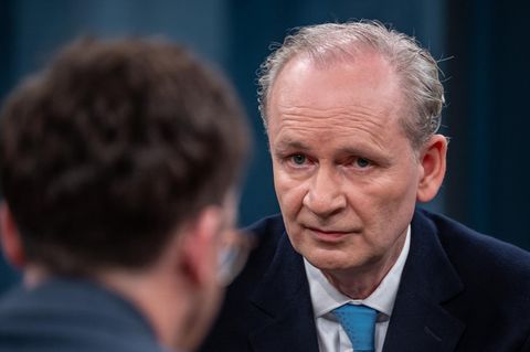 Ferdinand von Schirach diskutiert in der Talkshow von Caren Miosga