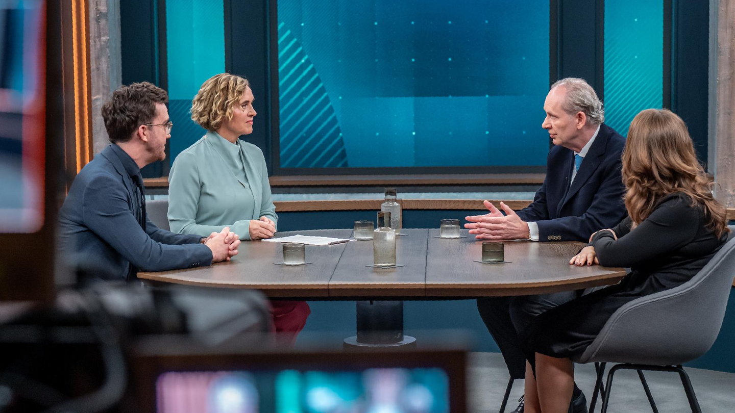 Ferdinand von Schirach (zweiter von rechts) hatte in der Talkshow von Caren Miosga einige radikale Idee