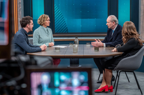 Ferdinand von Schirach (zweiter von rechts) hatte in der Talkshow von Caren Miosga einige radikale Idee
